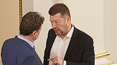 Jednání Poslanecké sn�movny. Na snímku zleva Radek Vondrá�ek (ANO) a  Tomio...