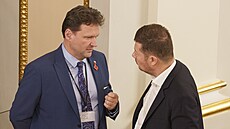 Jednání Poslanecké sn�movny. Na snímku zleva Radek Vondrá�ek (ANO) a  Tomio...