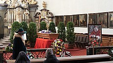 Lidé se mohou v kostele V�ech svatých na Pra�ském hrad� naposledy rozlou�it s...