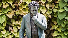 Socha skladatele Franze Schuberta v zahrad� Lichten�tejnského paláce v Praze.