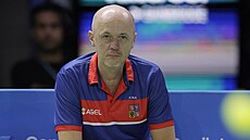 Kapitán eských tenistek Petr Pála sleduje tvrtfinále BJK Cupu v Málaze.