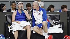 Linda Nosková naslouchá radám kapitána Petra Pály v utkání bará�e BJK Cupu...