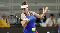 Linda Nosková hraje forhend v utkání baráe BJK Cupu proti Kolumbii.