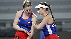 Lucie Havlí�ková (vlevo) a Dominika �alková p�i �ty�h�e v bará�i BJK Cupu proti...