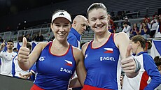 Lucie Havlíková (vpravo) a Dominika alková slaví výhru ve tyhe v utkání...