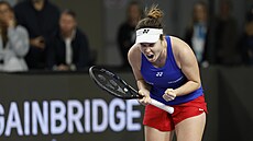 Linda Nosková slaví zisk bodu v utkání bará�e BJK Cupu proti Chorvatsku.