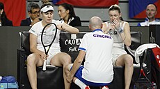 Linda Nosková (vlevo) a Lucie Havlí�ková naslouchají radám kapitána Petra Pály...