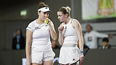 Linda Nosková (vlevo) a Lucie Havlíková se domlouvají pi tyhe v utkání...