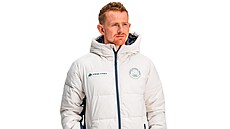 Biatlonista Vít�zslav Hornig v kabátu, který má vyh�ívání powerbankou.