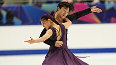 Maia a Alex Shibutaniovi b�hem svého volného tance na NHK Trophy.
