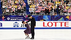 Maia a Alex Shibutaniovi se uklání japonskému publiku na NHK Trophy.