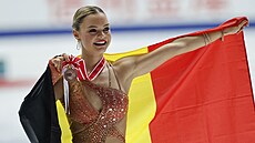 Loena Hendrickxová s medailí z japonské Grand Prix.