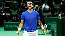 Matteo Berrettini slaví vít�zství v rámci Davis Cupu.