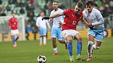 Alberto Riccardi se sna�í dostat k mí�i p�es Davida Doud�ru.