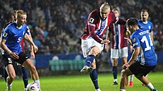 Norský úto�ník Erling Haaland st�ílí na estonskou bránu.