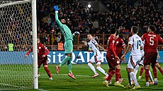 Arménský branká� Henri Avagyan vyrá�í ma�arskou st�elu.