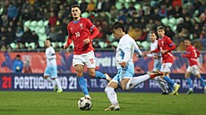 Patrik Schick pozoruje akci Alberto Riccardiho.