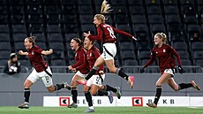 Michaela Khýrová (11) slaví spar�anský gól v utkání s Bernem.