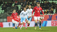 Kry�tof Dan�k uhání s mí�em z dosahu hrá�� San Marina.