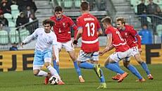 Nicolas Giacopetti se snaí dostat mí z houfu eských hrá.