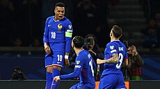 Kylian Mbappé slaví se spoluhráči z francouzského týmu trefu do ukrajinské sítě.