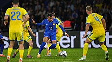 Kylian Mbappé klikuje mezi ukrajinskými hrái.