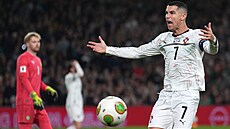 Cristiano Ronaldo se zlobí v utkání s Irskem.