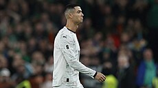 Cristiano Ronaldo se na ervenou kartu, kterou vidl v zápase s Irskem, píli...