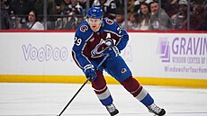 Nathan MacKinnon v akci proti New York Islanders.