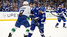 Filip Hronek se sna�í zastavit Gage Goncalvese z Tampy.