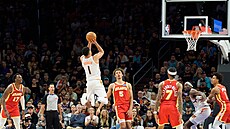 Devin Booker z Phoenixu st�ílí v utkání s Atlantou.