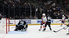 Matthew Schaefer ranou v prodlou�ení p�ekonává Karla Vejmelku.