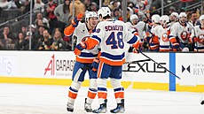 Matthew Schaefer a Mathew Barzal se radují z gólu do sít� Vegas.