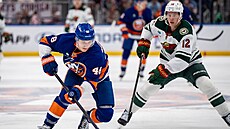 Kanadský obránce Matthew Schaefer v akci proti Minnesot�.