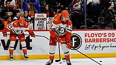 Leo Carlsson b�hem rozbruslení p�ed utkáním s Coloradem.