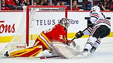 Connor Bedard se prosazuje v utkání s Calgary.