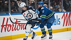 Filip Hronek se v souboji u mantinelu sna�í zastavit Marka Scheifeleho.