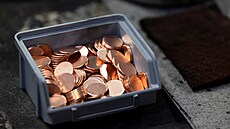 Schránka prázdných mincí eká na to, a se z nich stanou poslední centy raené...