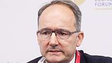 Tehdejí finanní editel IKEA Juvencio Maeztu na panelové diskusi v ruském...