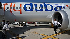 Náv�t�vníci fotografují Boeing 737 MAX 8 spole�nosti FlyDubai na letecké...