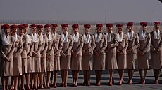 Letu�ky spole�nosti Emirates Airlines pózují u letadla Airbus A380-800 na...