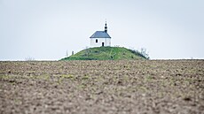 Kope�ek s kaplí a k�í�ovou cestou mohou lidé pozorovat z �ir�ího okolí.