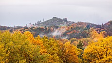 Kope�ek s kaplí a k�í�ovou cestou mohou lidé pozorovat z �ir�ího okolí.