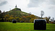 Kope�ek s kaplí a k�í�ovou cestou mohou lidé pozorovat z �ir�ího okolí.