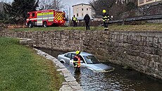 �idi� skon�il s autem v korytu Lu�ické Nisy. (11. listopadu 2025)