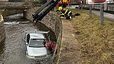 �idi� skon�il s autem v korytu Lu�ické Nisy. (11. listopadu 2025)