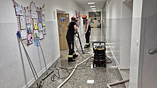 V základní kole v elechovicích nad Devnicí u Zlína prasklo vodovodní...