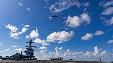 Americká letadlová lo� Gerald R. Ford v �ele úderné skupiny amerického...