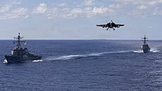 Americká letadlová lo� Gerald R. Ford v �ele úderné skupiny amerického...