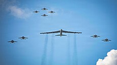 Americká letadlová lo� Gerald R. Ford v �ele úderné skupiny amerického...